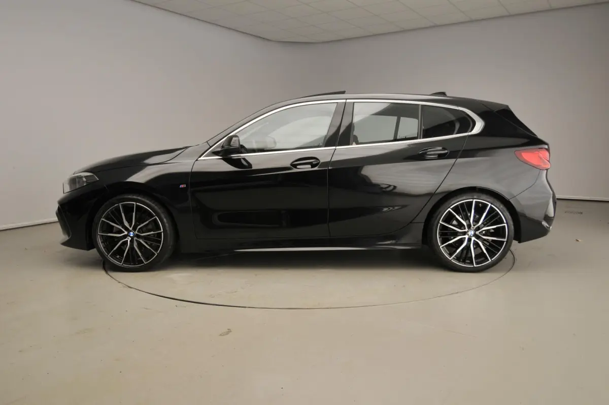 5-deurs 118i | M-Sportpakket | LED | Leder | Navigatie | Trekhaak | Panoramadak | Elektr. zetels | DAB | Hifi speakers | Alu 19 inch