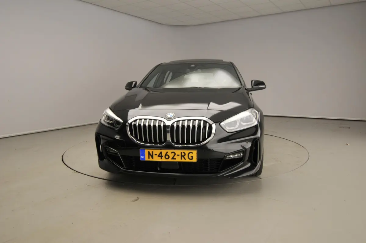 5-deurs 118i | M-Sportpakket | LED | Leder | Navigatie | Trekhaak | Panoramadak | Elektr. zetels | DAB | Hifi speakers | Alu 19 inch