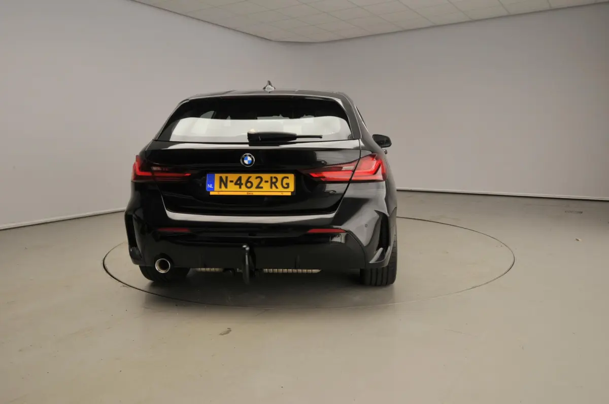 5-deurs 118i | M-Sportpakket | LED | Leder | Navigatie | Trekhaak | Panoramadak | Elektr. zetels | DAB | Hifi speakers | Alu 19 inch