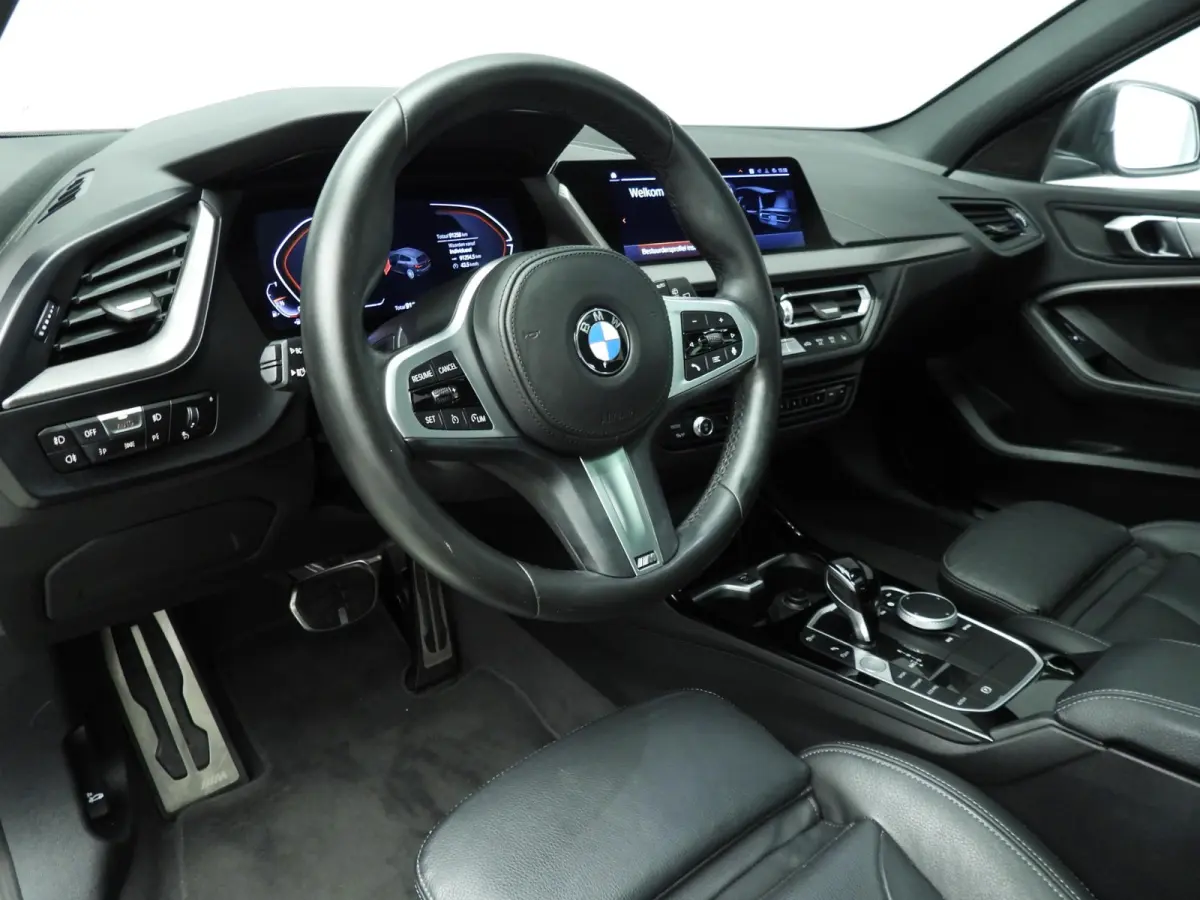 5-deurs 118i | M-Sportpakket | LED | Leder | Navigatie | Trekhaak | Panoramadak | Elektr. zetels | DAB | Hifi speakers | Alu 19 inch