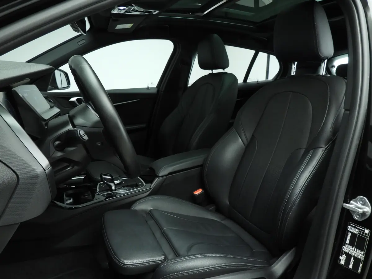 5-deurs 118i | M-Sportpakket | LED | Leder | Navigatie | Trekhaak | Panoramadak | Elektr. zetels | DAB | Hifi speakers | Alu 19 inch