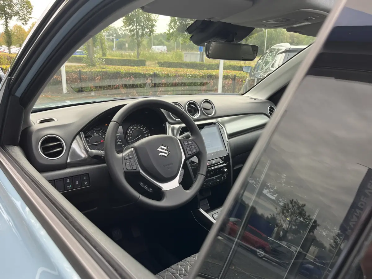 1.4 Boosterjet Smart Hybrid Style Automaat | €2.000,- voordeel | Meerdere kleuren leverbaar | Pano | Adapt. Cruise | Camera | Dodehoek | Rijstrook | Stoelverwarming | etc. etc.