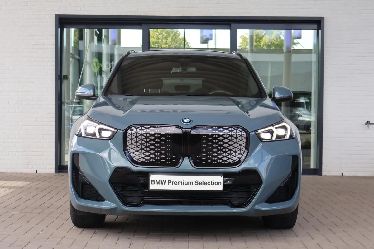 eDrive20 67 kWh | M Sport | Driving Assistant Plus | Trekhaak | Premium Pack | Panoramadak