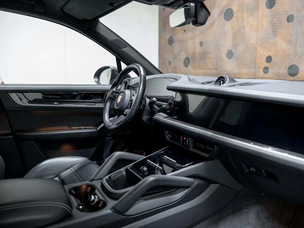 3.0 E-Hybrid | SportDesign | Burmester | PDCC | Achterasbest. | Trekhaak | Sportuitlaat |