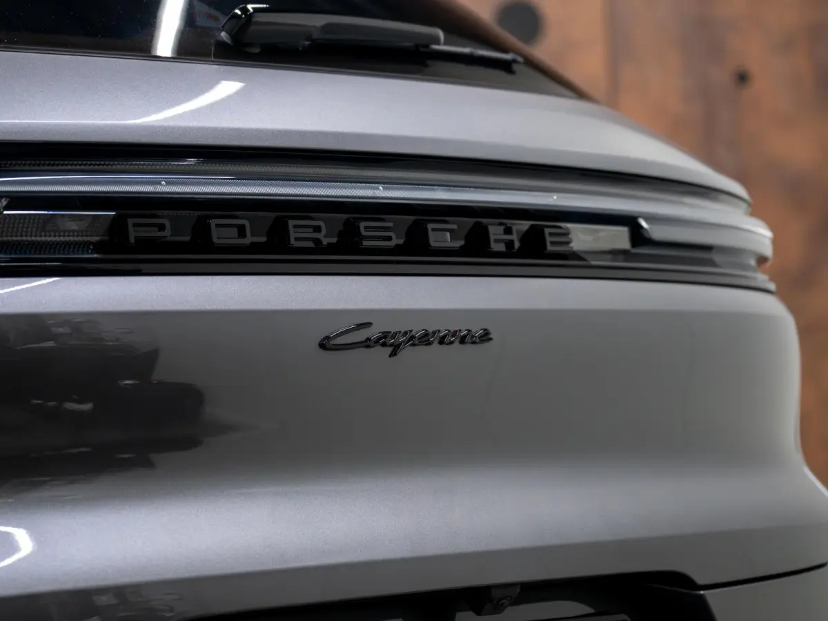 3.0 E-Hybrid | SportDesign | Burmester | PDCC | Achterasbest. | Trekhaak | Sportuitlaat |