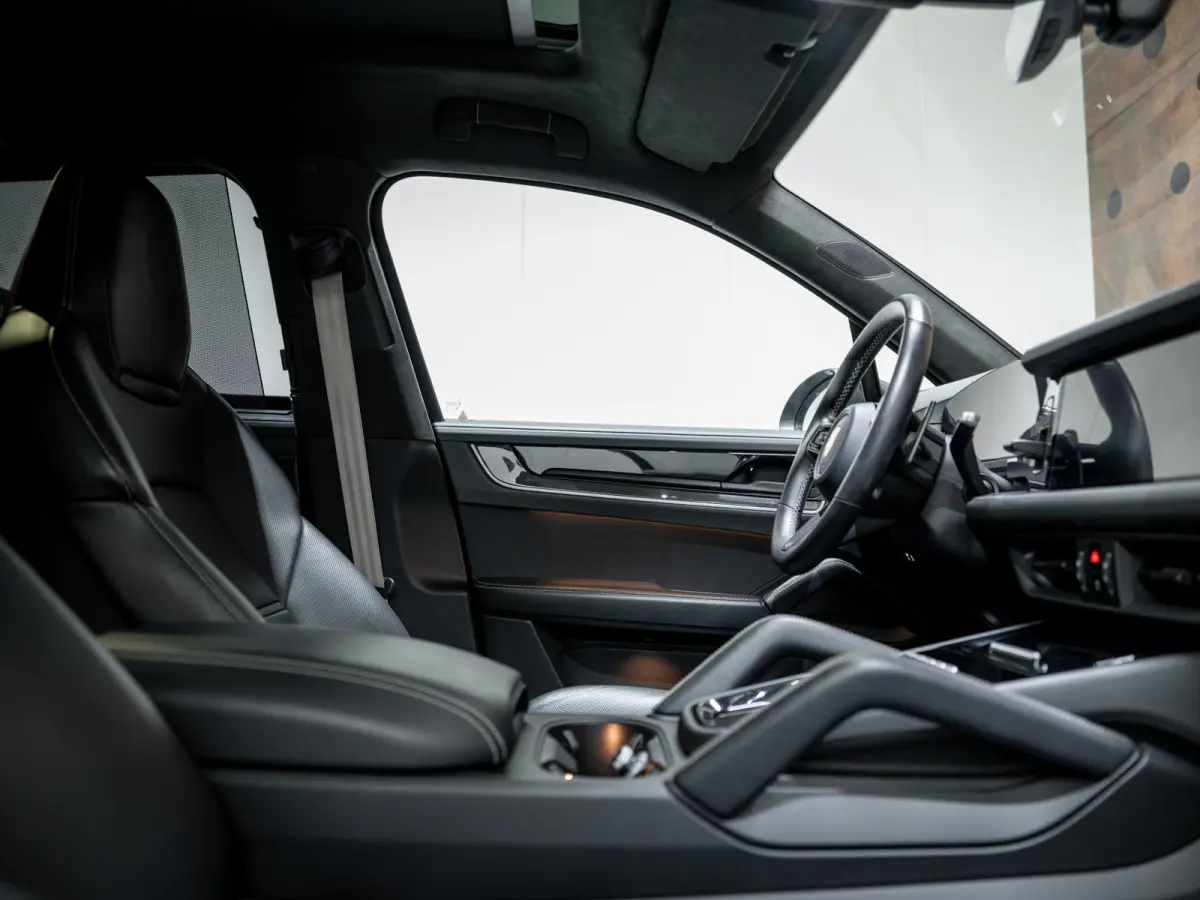 3.0 E-Hybrid | SportDesign | Burmester | PDCC | Achterasbest. | Trekhaak | Sportuitlaat |