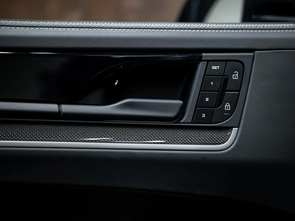3.0 E-Hybrid | SportDesign | Burmester | PDCC | Achterasbest. | Trekhaak | Sportuitlaat |