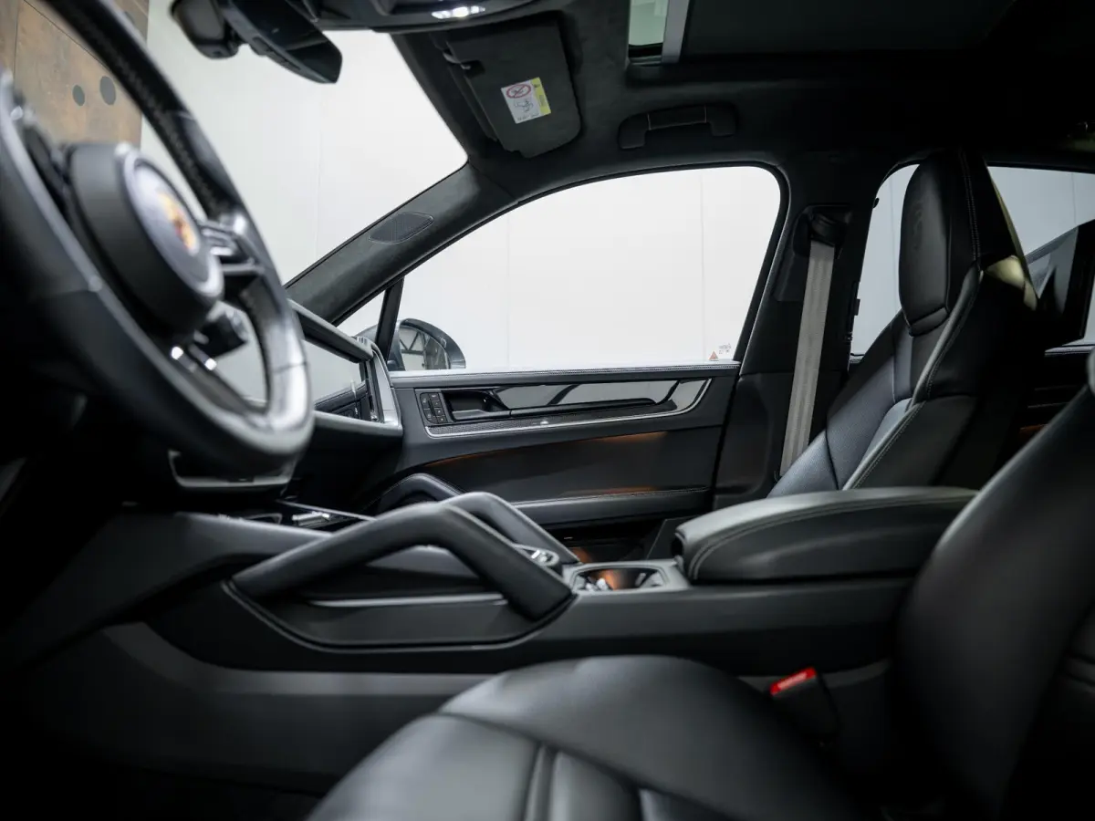 3.0 E-Hybrid | SportDesign | Burmester | PDCC | Achterasbest. | Trekhaak | Sportuitlaat |