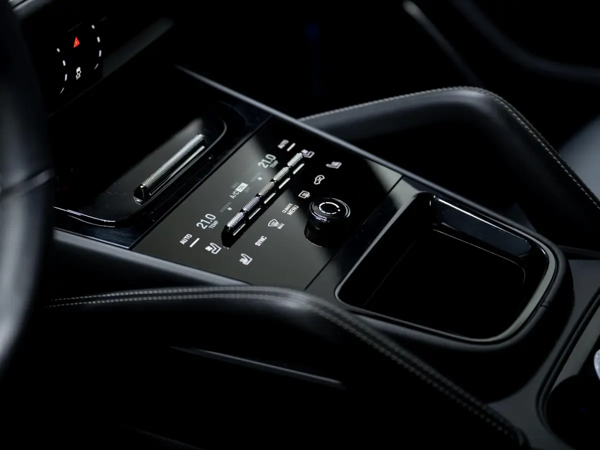 3.0 E-Hybrid | SportDesign | Burmester | PDCC | Achterasbest. | Trekhaak | Sportuitlaat |