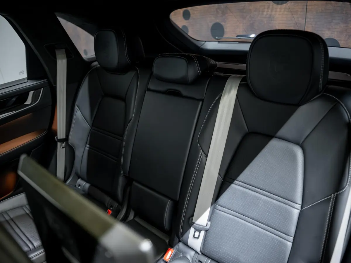 3.0 E-Hybrid | SportDesign | Burmester | PDCC | Achterasbest. | Trekhaak | Sportuitlaat |