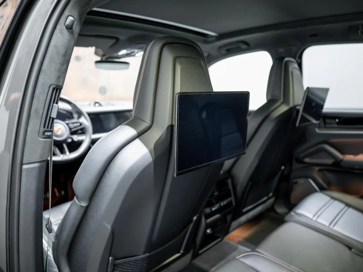 3.0 E-Hybrid | SportDesign | Burmester | PDCC | Achterasbest. | Trekhaak | Sportuitlaat |