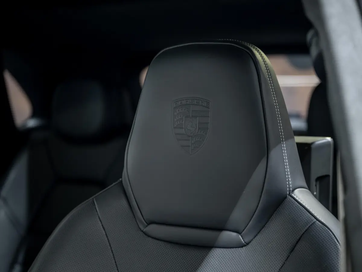 3.0 E-Hybrid | SportDesign | Burmester | PDCC | Achterasbest. | Trekhaak | Sportuitlaat |