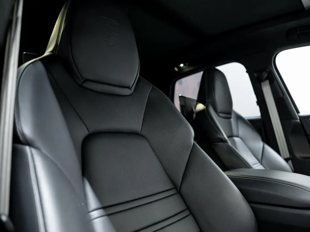 3.0 E-Hybrid | SportDesign | Burmester | PDCC | Achterasbest. | Trekhaak | Sportuitlaat |