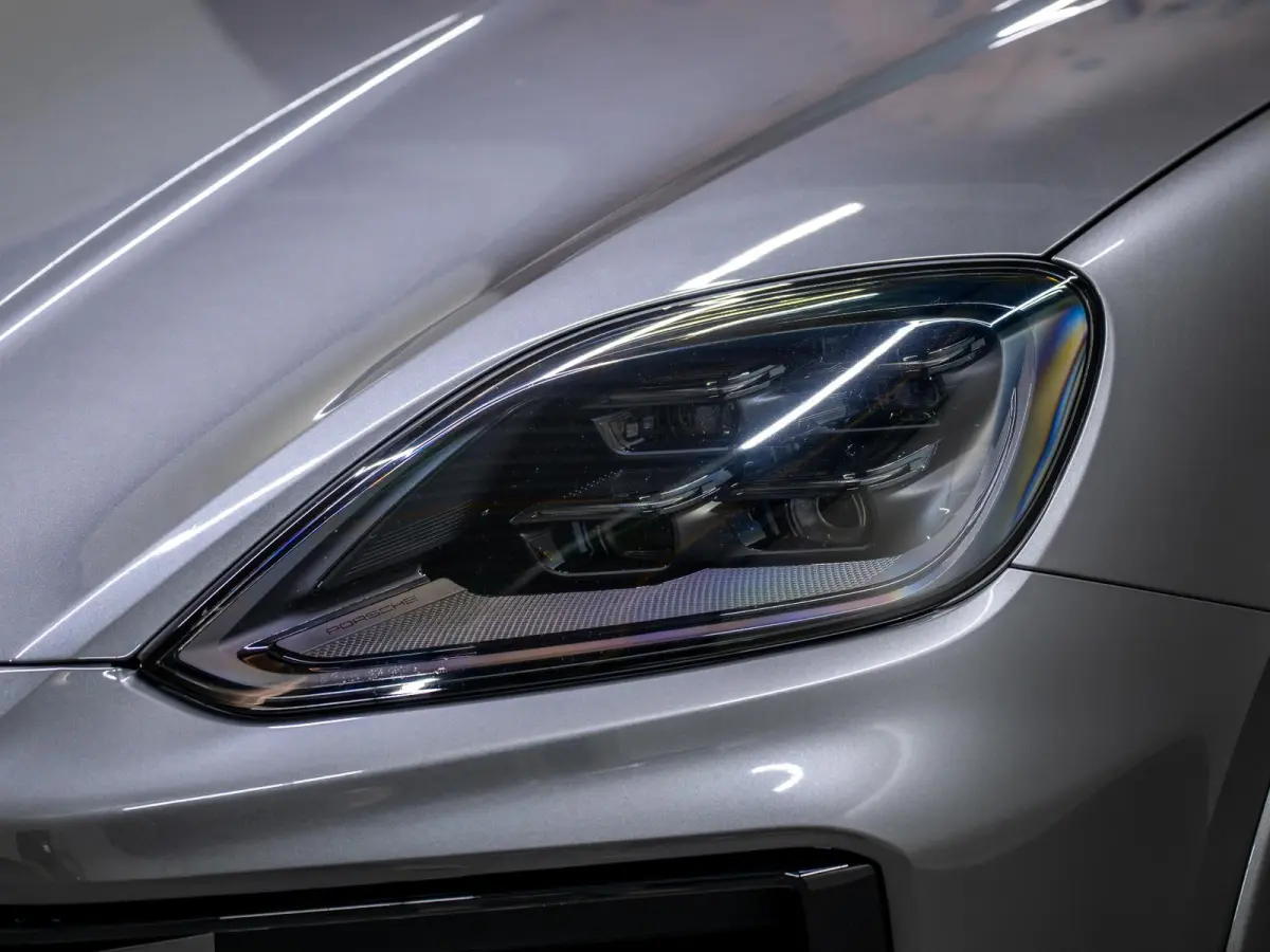 3.0 E-Hybrid | SportDesign | Burmester | PDCC | Achterasbest. | Trekhaak | Sportuitlaat |