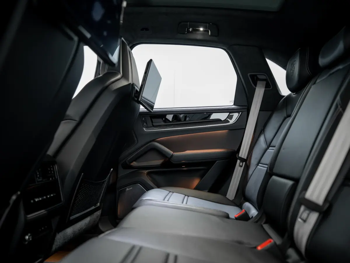 3.0 E-Hybrid | SportDesign | Burmester | PDCC | Achterasbest. | Trekhaak | Sportuitlaat |