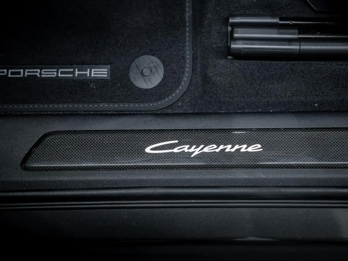 3.0 E-Hybrid | SportDesign | Burmester | PDCC | Achterasbest. | Trekhaak | Sportuitlaat |