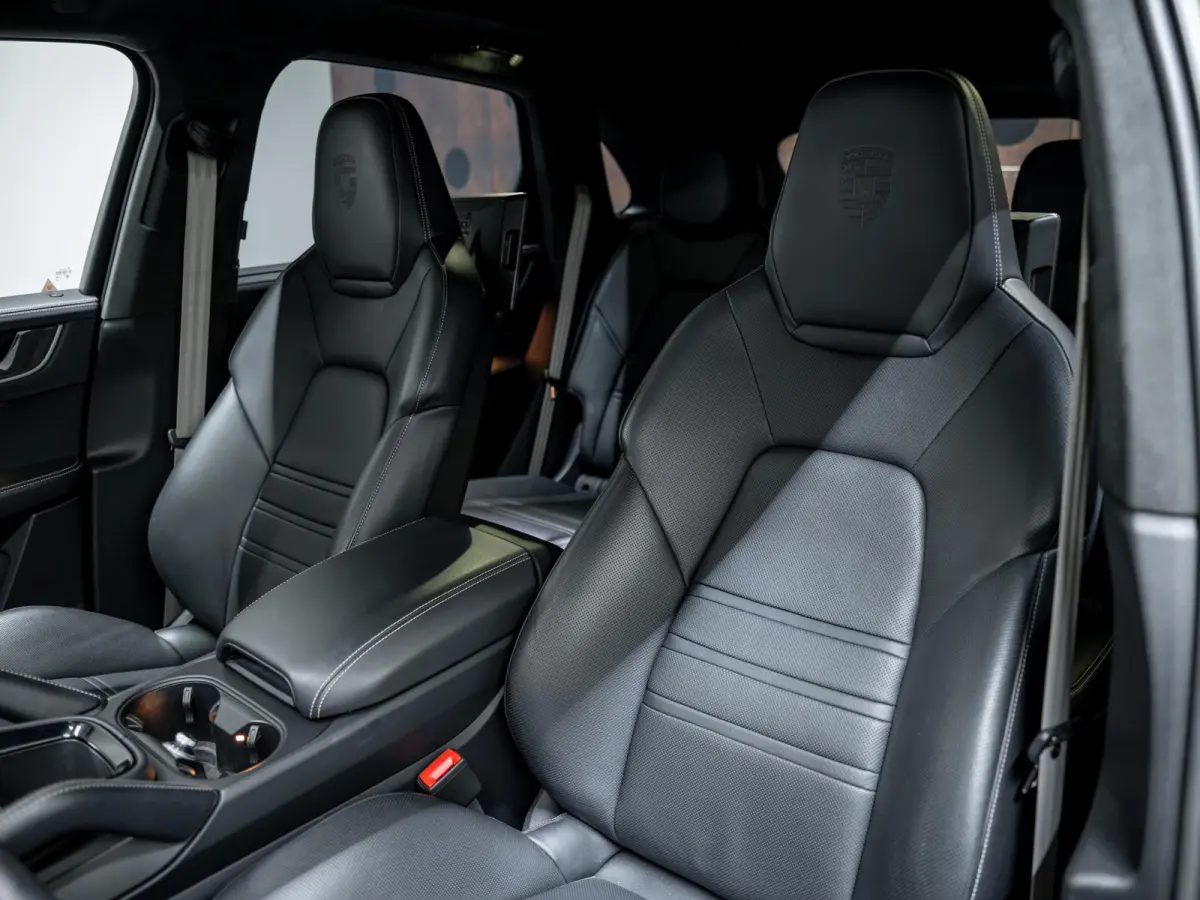 3.0 E-Hybrid | SportDesign | Burmester | PDCC | Achterasbest. | Trekhaak | Sportuitlaat |