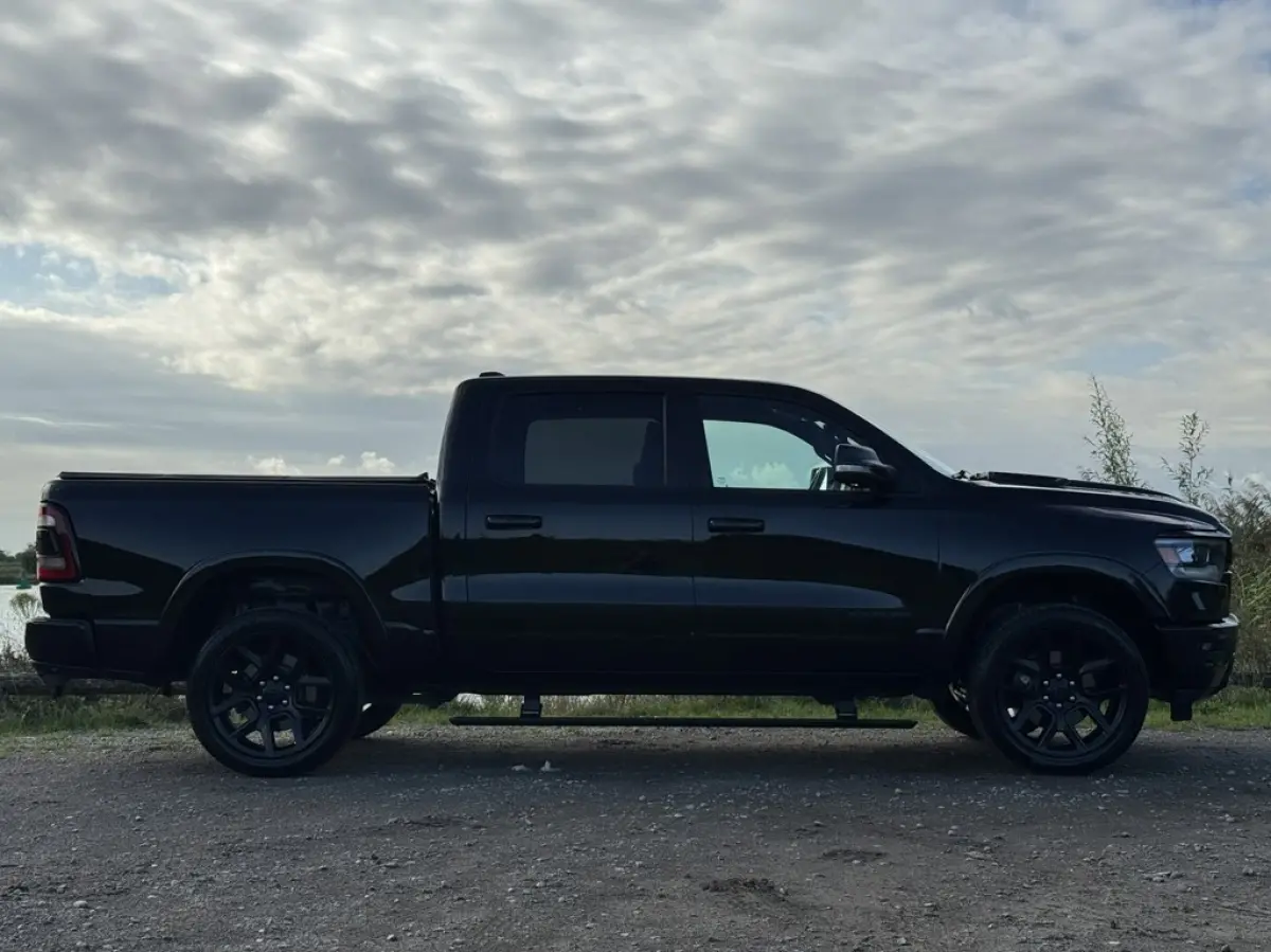 1500 LARAMIE NIGHT 5.7L V8, LAGE BIJTELLING, PANO, BLIS, H&K, ACC, 360, LUCHTV, LPG, BOMVOL!