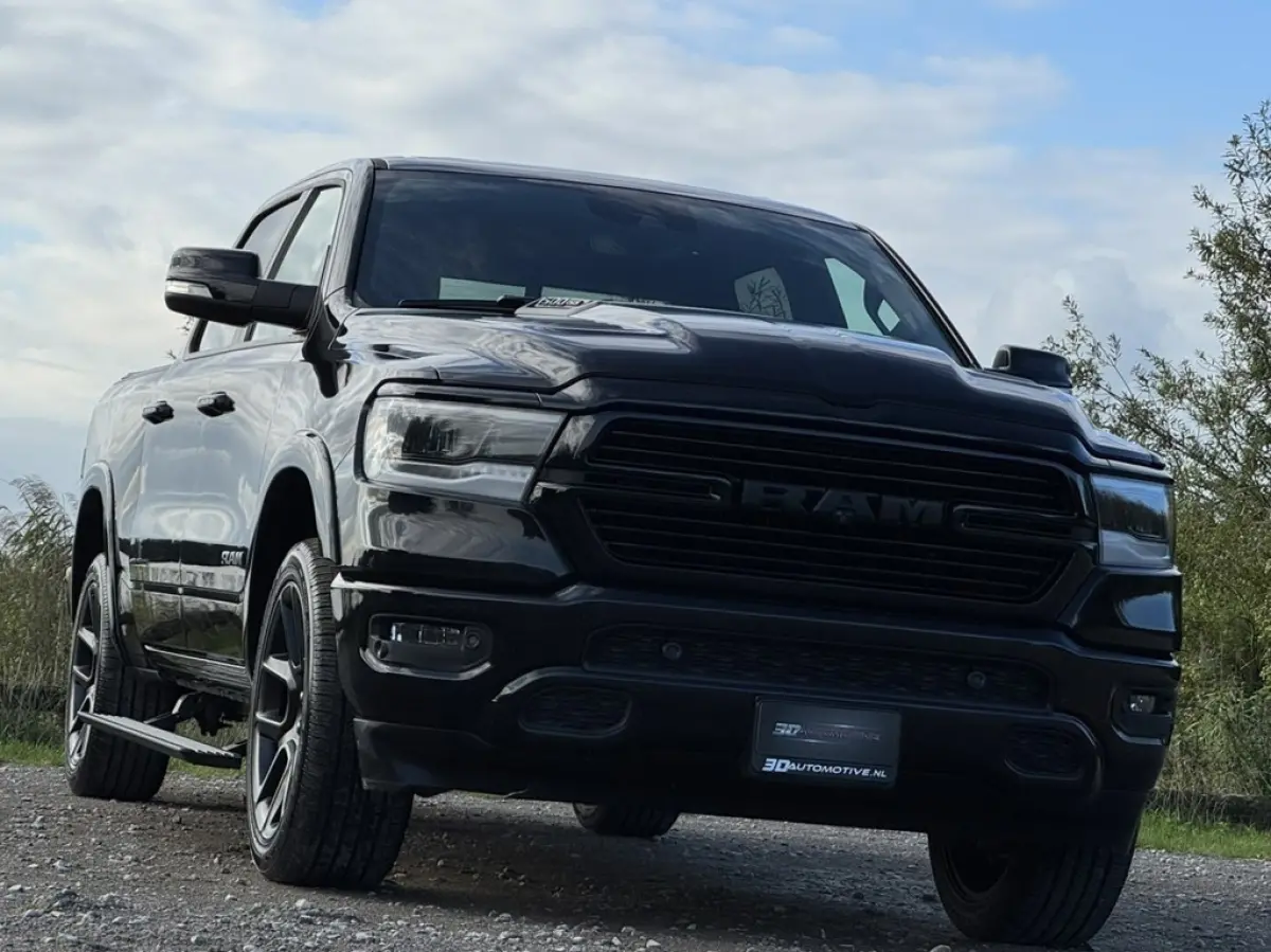 1500 LARAMIE NIGHT 5.7L V8, LAGE BIJTELLING, PANO, BLIS, H&K, ACC, 360, LUCHTV, LPG, BOMVOL!