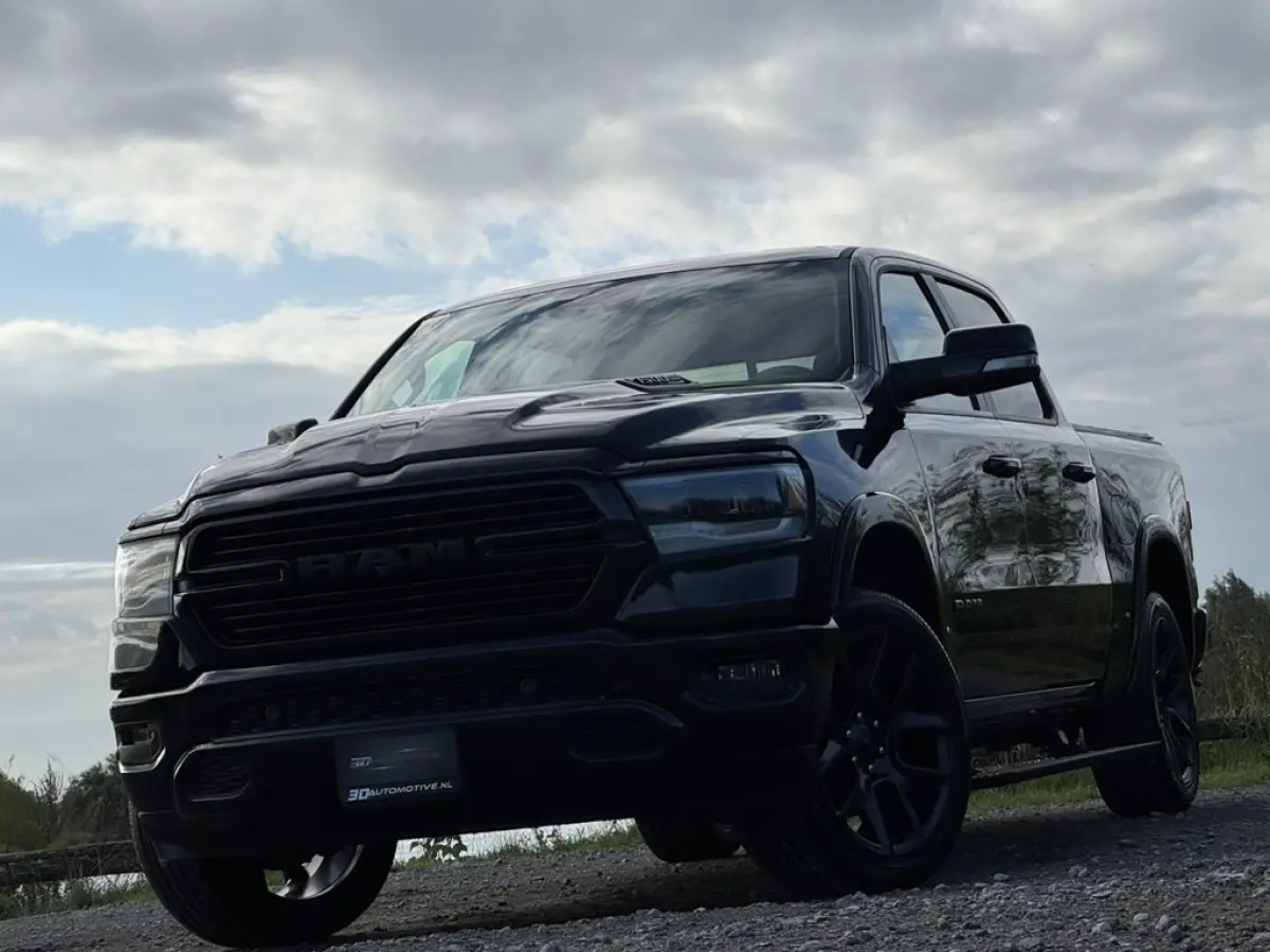 1500 LARAMIE NIGHT 5.7L V8, LAGE BIJTELLING, PANO, BLIS, H&K, ACC, 360, LUCHTV, LPG, BOMVOL!