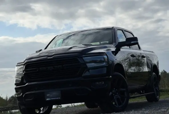 1500 LARAMIE NIGHT 5.7L V8, LAGE BIJTELLING, PANO, BLIS, H&K, ACC, 360, LUCHTV, LPG, BOMVOL!