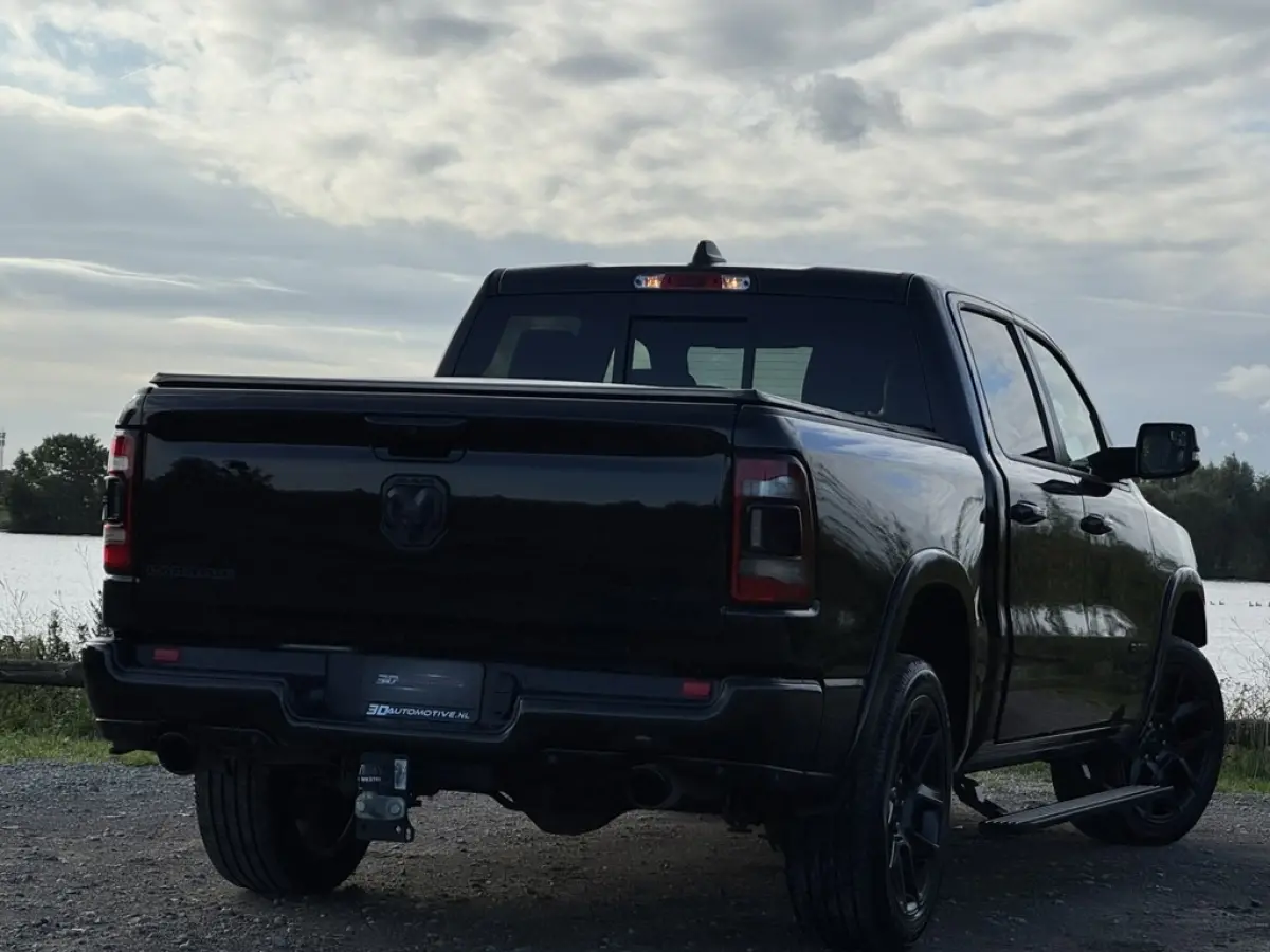 1500 LARAMIE NIGHT 5.7L V8, LAGE BIJTELLING, PANO, BLIS, H&K, ACC, 360, LUCHTV, LPG, BOMVOL!