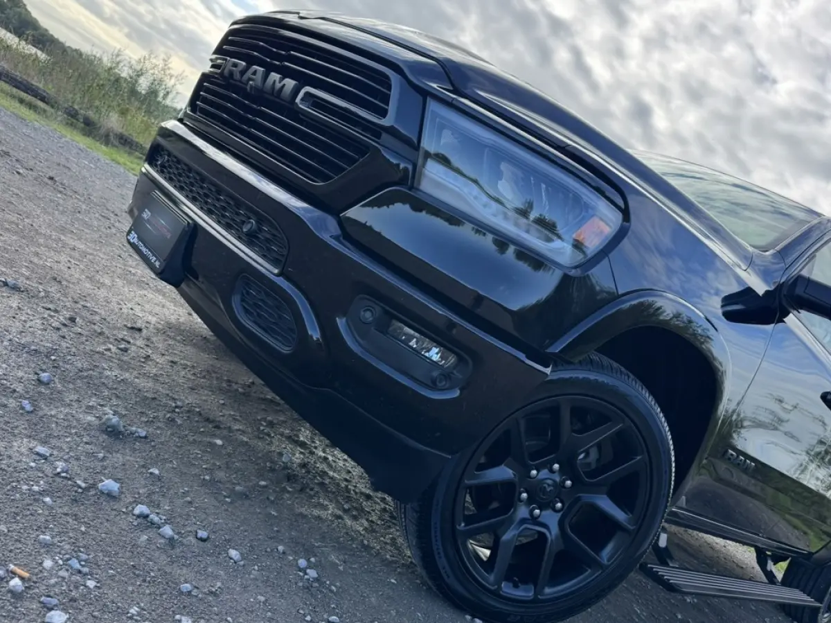 1500 LARAMIE NIGHT 5.7L V8, LAGE BIJTELLING, PANO, BLIS, H&K, ACC, 360, LUCHTV, LPG, BOMVOL!
