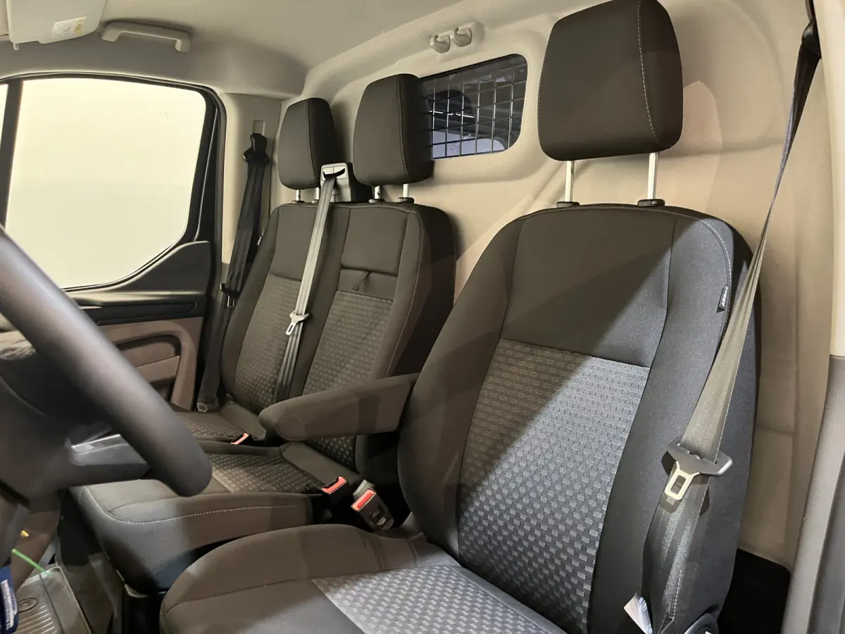 300 2.0 TDCI L1H1 Trend 130 PK Automaat / Euro 6 / Schuifdeur L + R / Airco / CarPlay / Cruise Control Adap. / Trekhaak / Xenon / Navigatie / 3-Zits / 27.300 KM !!
