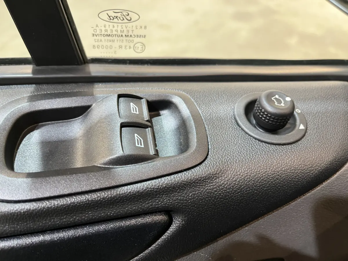 300 2.0 TDCI L1H1 Trend 130 PK Automaat / Euro 6 / Schuifdeur L + R / Airco / CarPlay / Cruise Control Adap. / Trekhaak / Xenon / Navigatie / 3-Zits / 27.300 KM !!