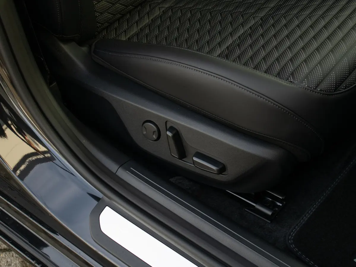 GT-Line Business Edition 81.4 kWh | DIRECT LEVERBAAR | Navi. | Stoel&Stuur Verwarming | Clima. |  Lichtmetalen velgen | LED | Dodehoekassistentie | GT-Line Vegan Lederen Stoelbekleding