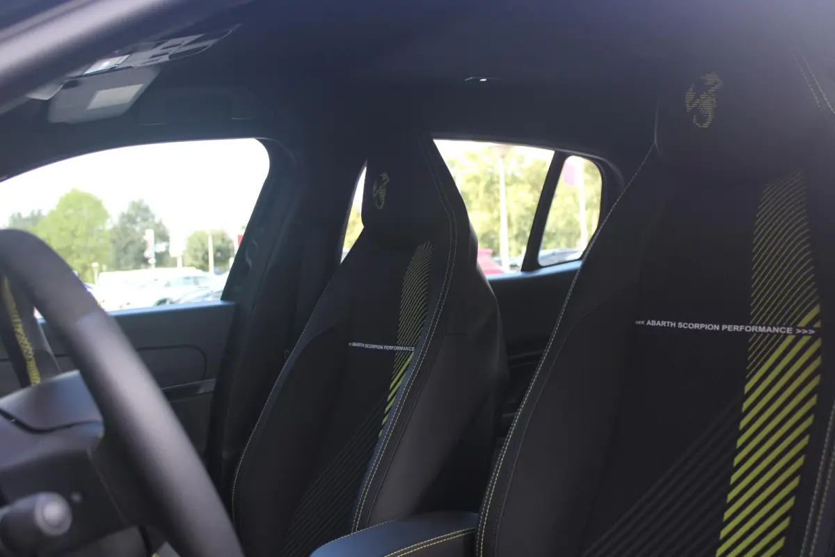 Abarth Turismo 240PK 54 kWh | "TORSEN" MECHANISCH SPERDIFFERENTIEEL | SABELT SPORT STOELEN | 20" LICHTMETALEN VELGEN ABARTH DESIGN | ABARTH BODYKIT | PARKEERSENSOREN ACHTER | ABARTH REMKLAUW