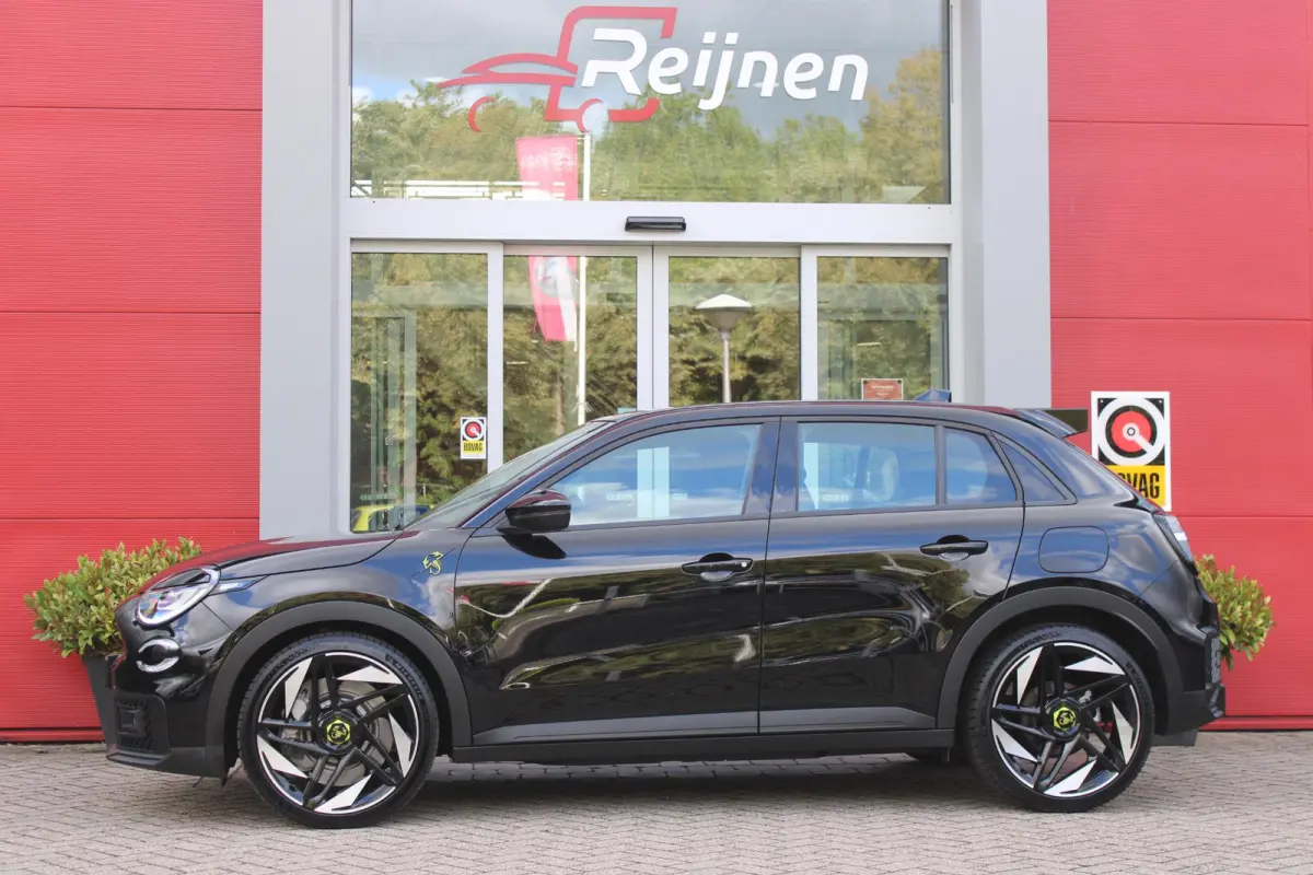 Abarth Turismo 240PK 54 kWh | "TORSEN" MECHANISCH SPERDIFFERENTIEEL | SABELT SPORT STOELEN | 20" LICHTMETALEN VELGEN ABARTH DESIGN | ABARTH BODYKIT | PARKEERSENSOREN ACHTER | ABARTH REMKLAUW