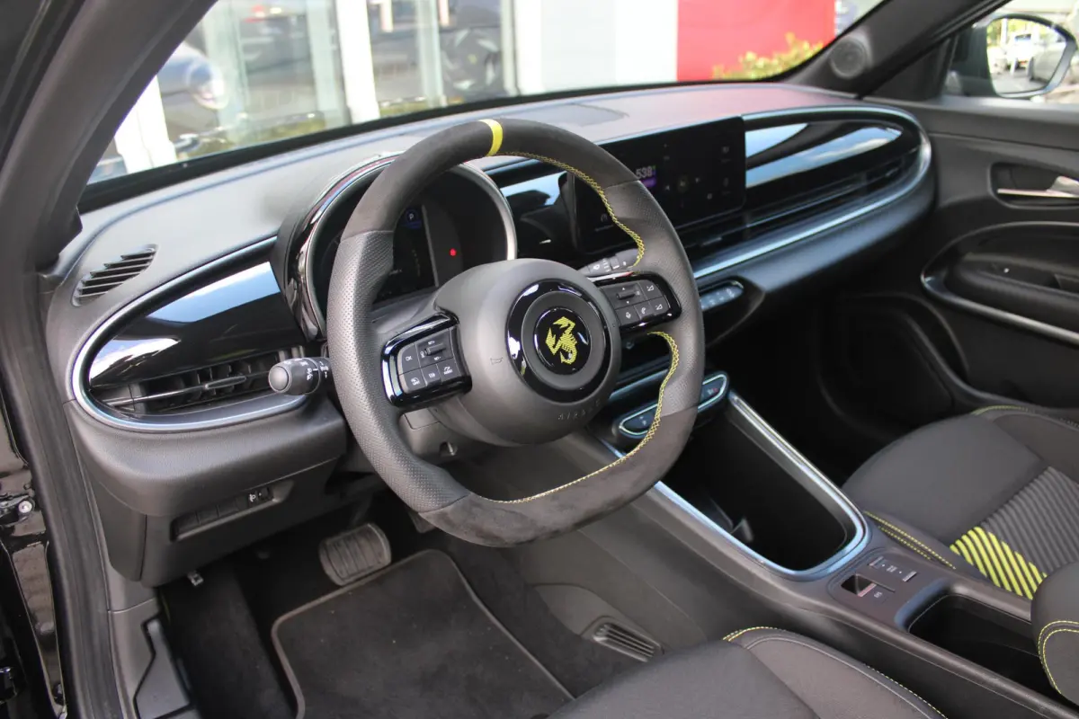 Abarth Turismo 240PK 54 kWh | "TORSEN" MECHANISCH SPERDIFFERENTIEEL | SABELT SPORT STOELEN | 20" LICHTMETALEN VELGEN ABARTH DESIGN | ABARTH BODYKIT | PARKEERSENSOREN ACHTER | ABARTH REMKLAUW