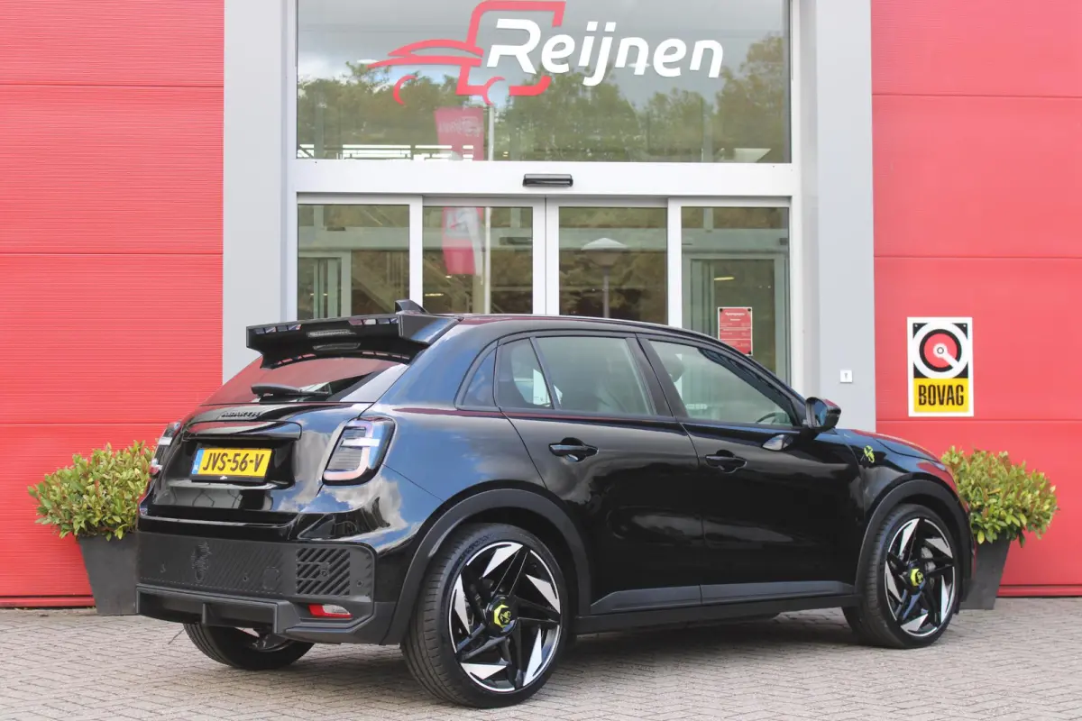 Abarth Turismo 240PK 54 kWh | "TORSEN" MECHANISCH SPERDIFFERENTIEEL | SABELT SPORT STOELEN | 20" LICHTMETALEN VELGEN ABARTH DESIGN | ABARTH BODYKIT | PARKEERSENSOREN ACHTER | ABARTH REMKLAUW