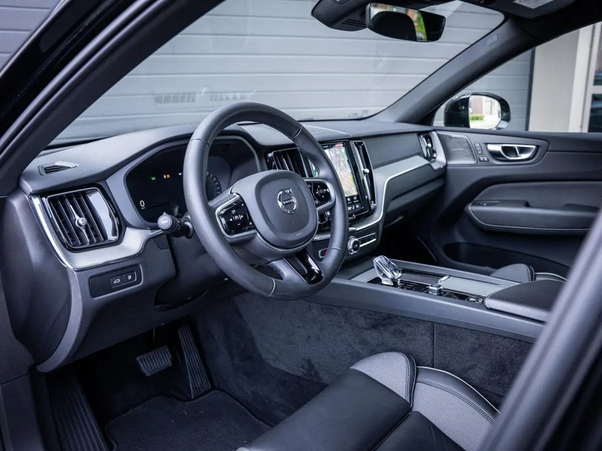 2.0 T6 Plug-in hybrid AWD Plus Black Edition l Pano l Trekh l H/Kardon l Memory