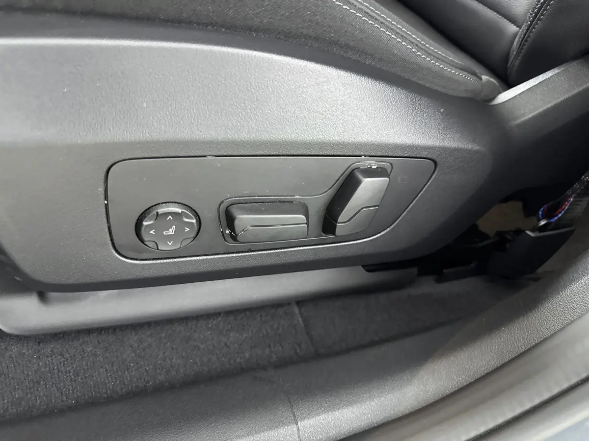 eDrive20 67 kWh | TREKHAAK | 360 CAMERA | MEMORY STOELEN | HARMAN KARDON | ELEK.KOFFERBAK | STOELVERWARMING | M-SPORT | LEDER | HEADUP DISPLAY |