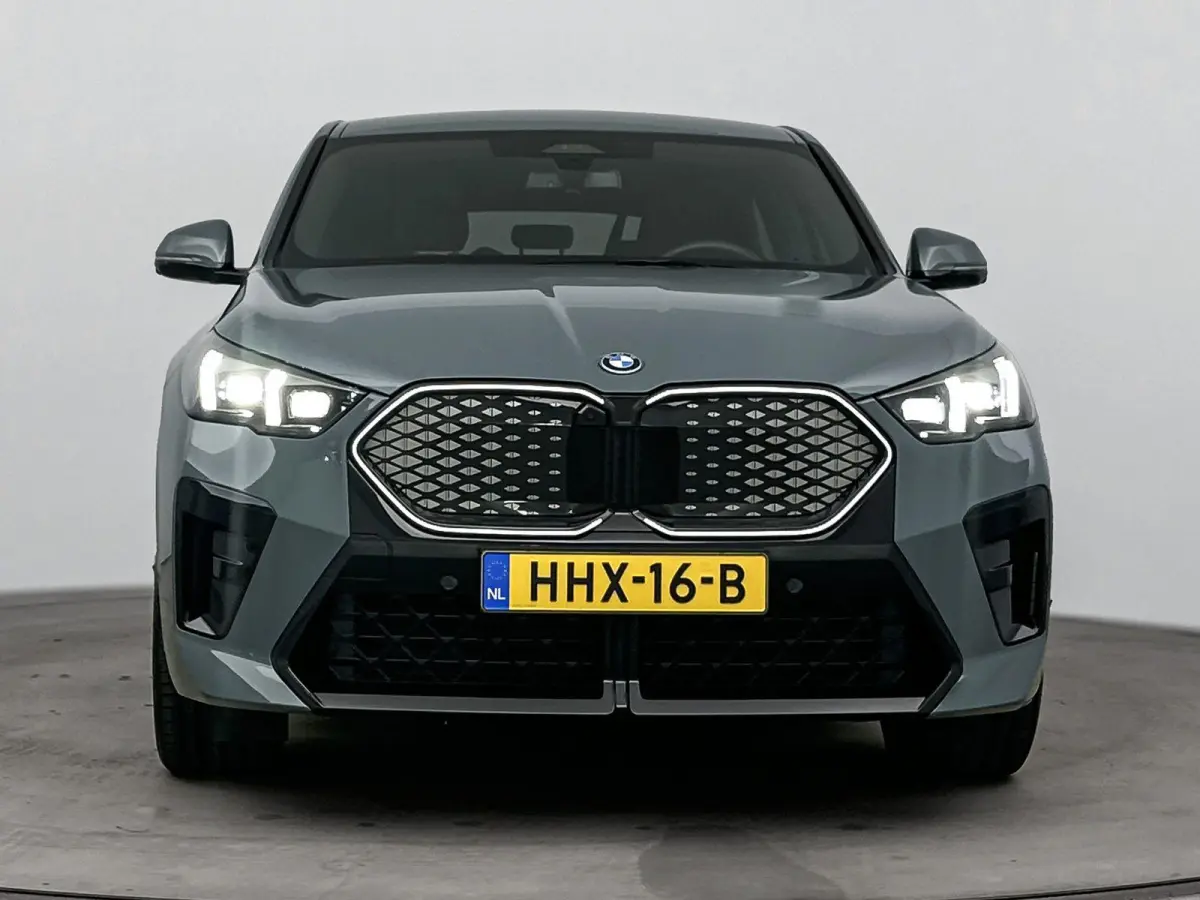 eDrive20 67 kWh | TREKHAAK | 360 CAMERA | MEMORY STOELEN | HARMAN KARDON | ELEK.KOFFERBAK | STOELVERWARMING | M-SPORT | LEDER | HEADUP DISPLAY |