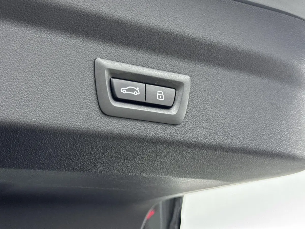 eDrive20 67 kWh | TREKHAAK | 360 CAMERA | MEMORY STOELEN | HARMAN KARDON | ELEK.KOFFERBAK | STOELVERWARMING | M-SPORT | LEDER | HEADUP DISPLAY |