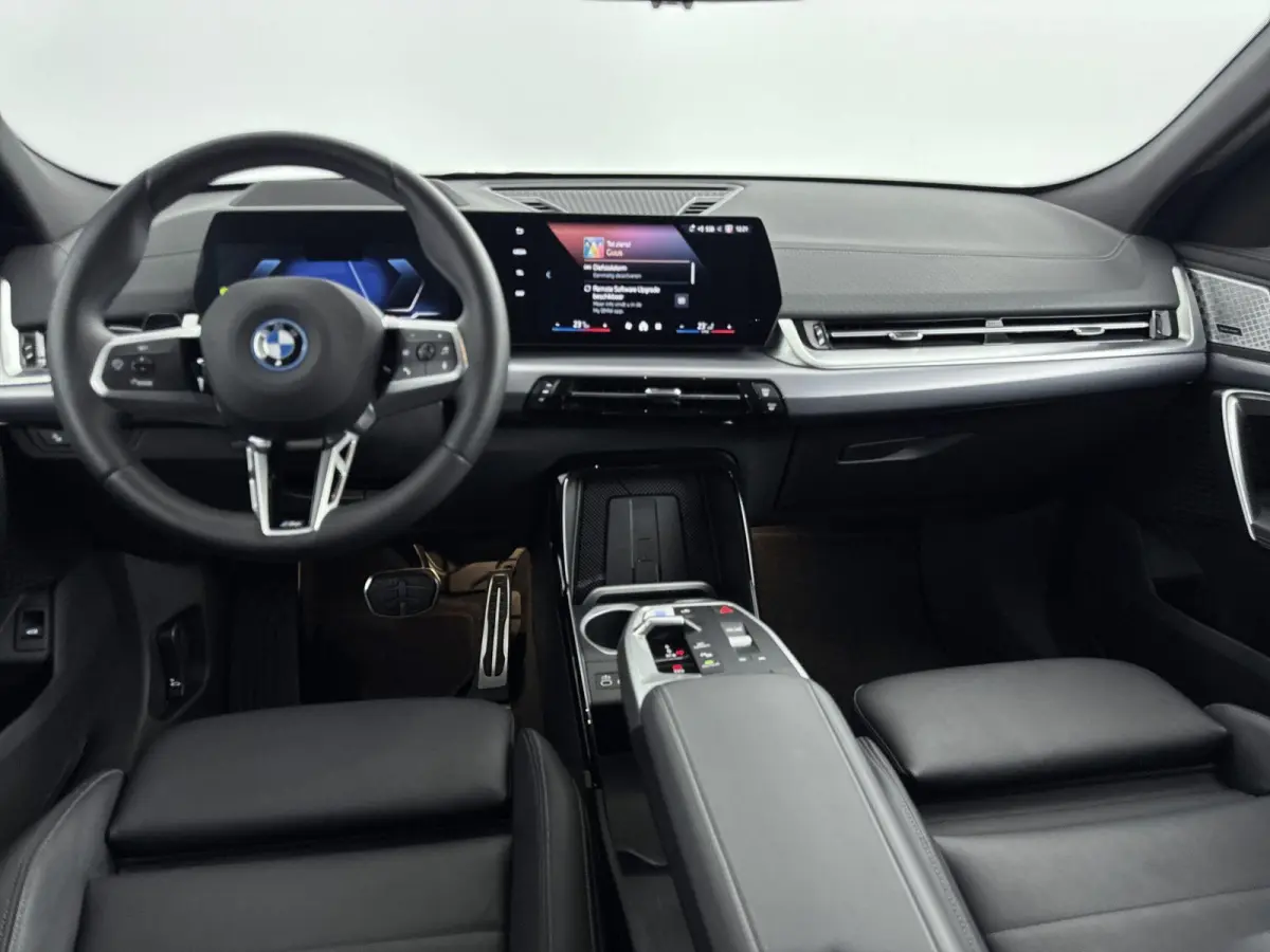 eDrive20 67 kWh | TREKHAAK | 360 CAMERA | MEMORY STOELEN | HARMAN KARDON | ELEK.KOFFERBAK | STOELVERWARMING | M-SPORT | LEDER | HEADUP DISPLAY |