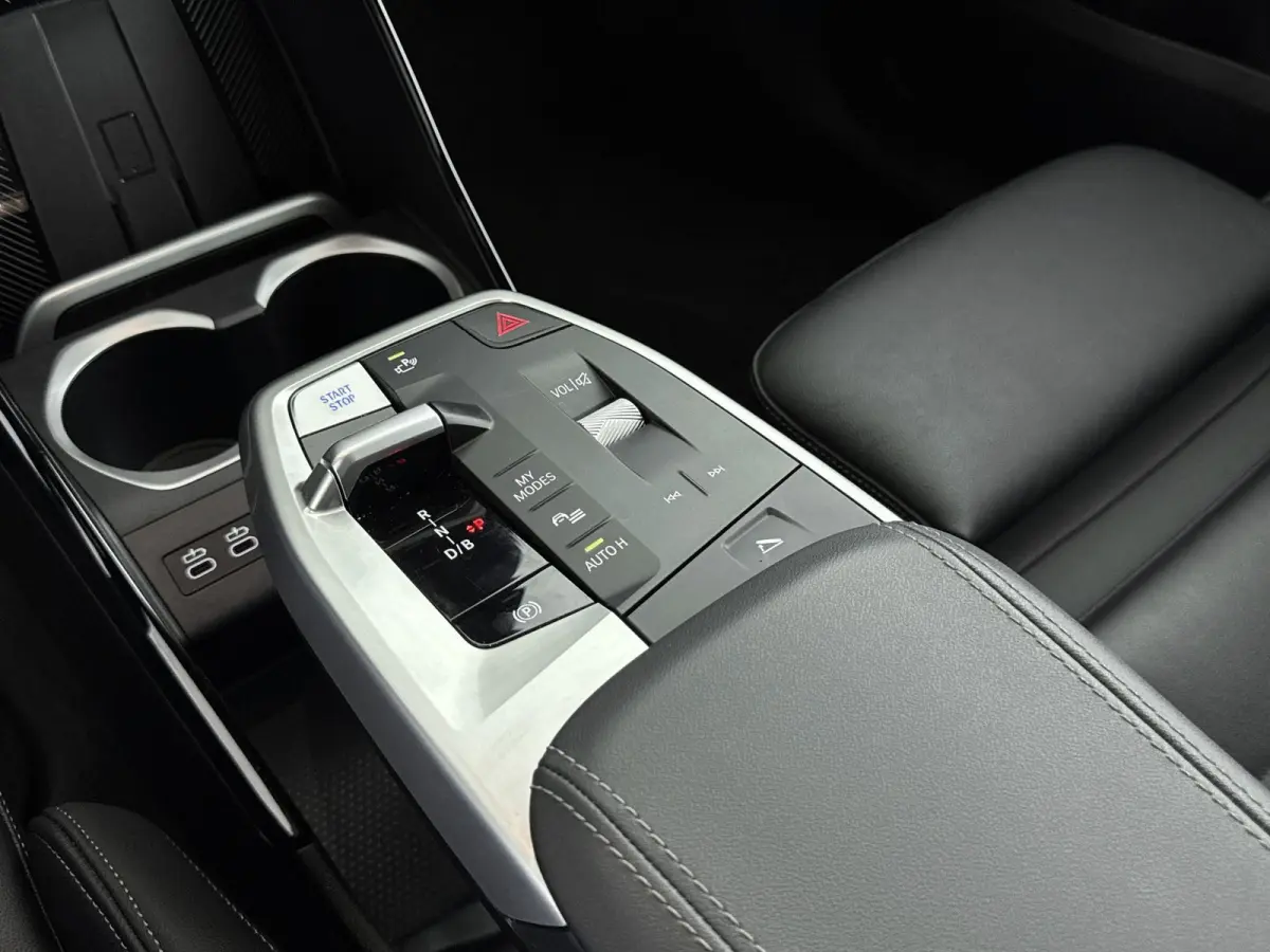 eDrive20 67 kWh | TREKHAAK | 360 CAMERA | MEMORY STOELEN | HARMAN KARDON | ELEK.KOFFERBAK | STOELVERWARMING | M-SPORT | LEDER | HEADUP DISPLAY |