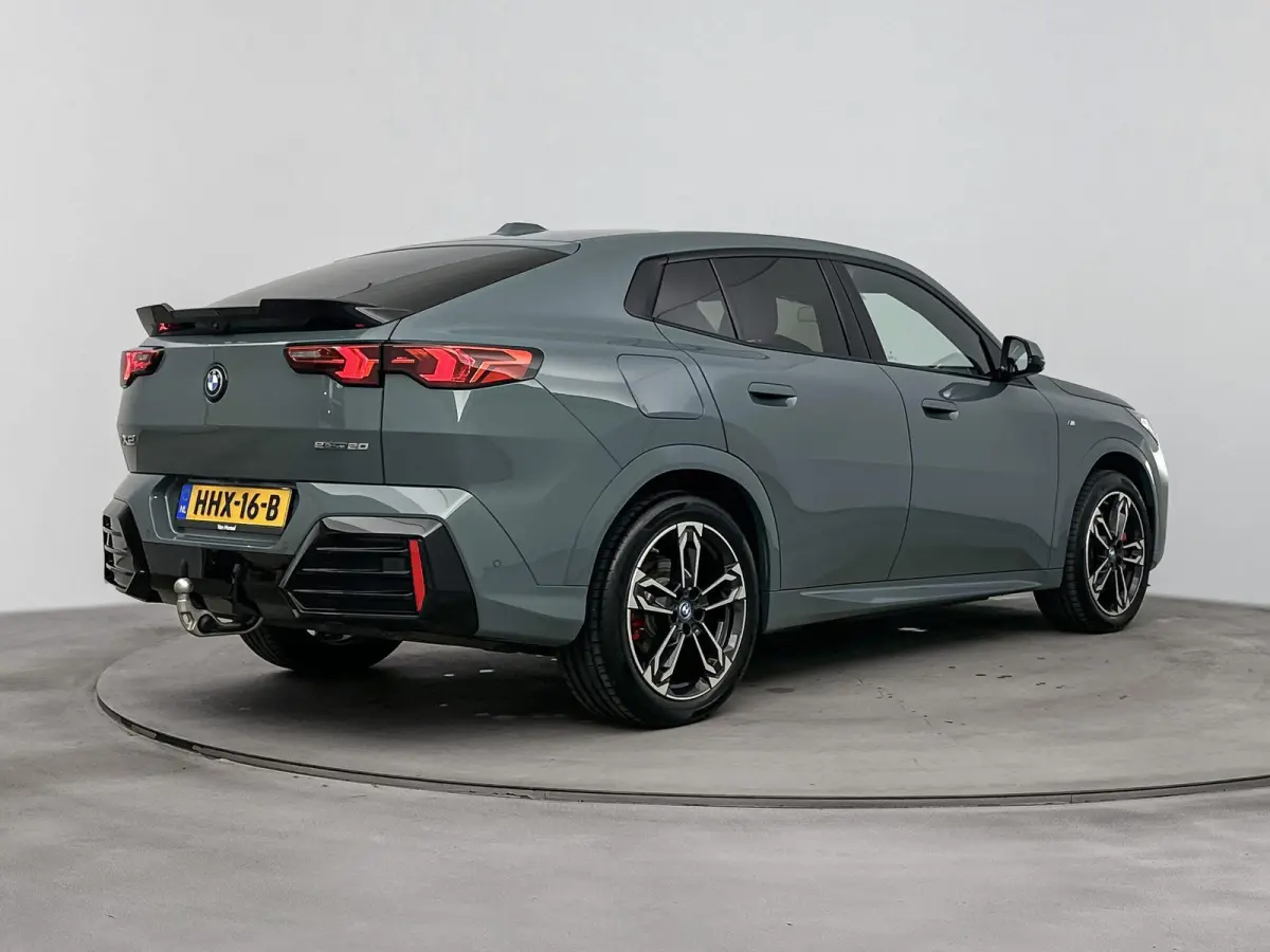 eDrive20 67 kWh | TREKHAAK | 360 CAMERA | MEMORY STOELEN | HARMAN KARDON | ELEK.KOFFERBAK | STOELVERWARMING | M-SPORT | LEDER | HEADUP DISPLAY |