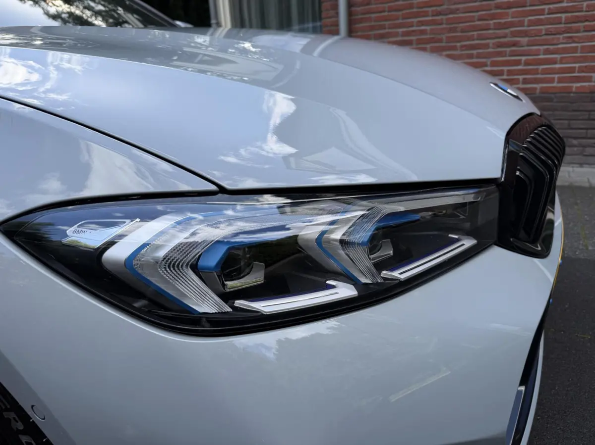 BMW 320i M Sport Edition|Pano |Adapt |H&K |Trek BMW 3-serie 320i M Sport Edition|Pano |Adapt |H&K |Trek |19"
