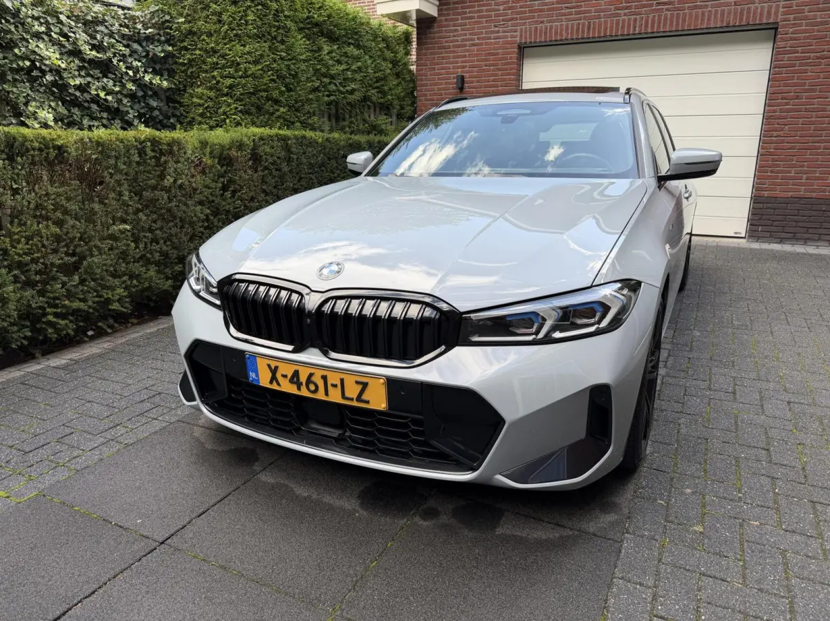 BMW 320i M Sport Edition|Pano |Adapt |H&K |Trek BMW 3-serie 320i M Sport Edition|Pano |Adapt |H&K |Trek |19"