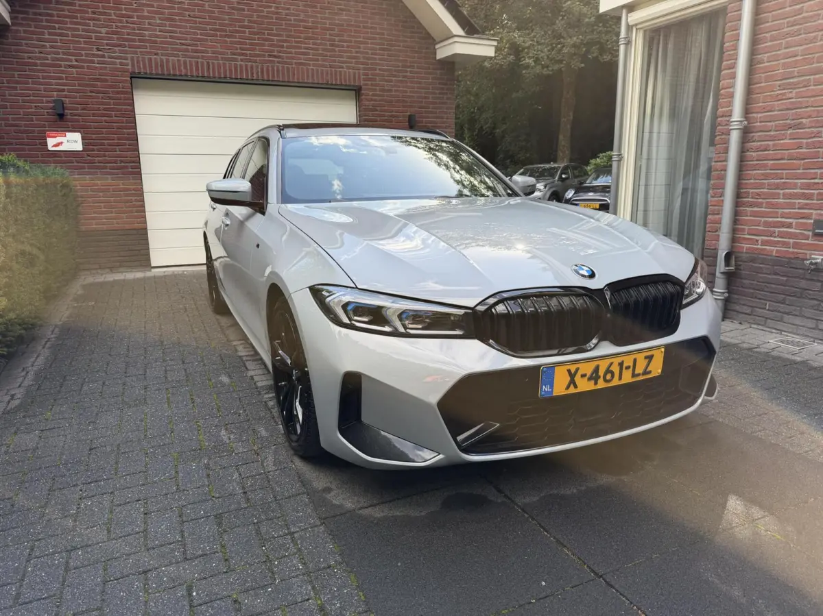 BMW 320i M Sport Edition|Pano |Adapt |H&K |Trek BMW 3-serie 320i M Sport Edition|Pano |Adapt |H&K |Trek |19"