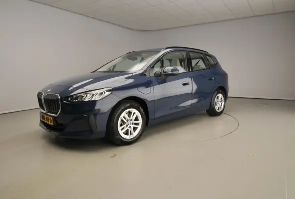 225e xDrive | LED | Navigatie | Active cruise | Panoramadak | trekhaak | Sportstoelen | DAB | Alu 16 inch