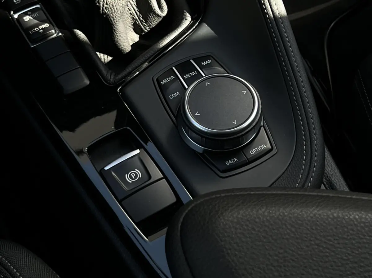 sDrive18i Executive Edition, NL AUTO, NAP LOGISCH, NAVIGATIE, CARPLAY, CLIMATE CONTROL, CRUISE CONTROL, HUD, KEYLESS, ELEKTRISCHE KOFFERKLEP, LICHTMETAAL 18"