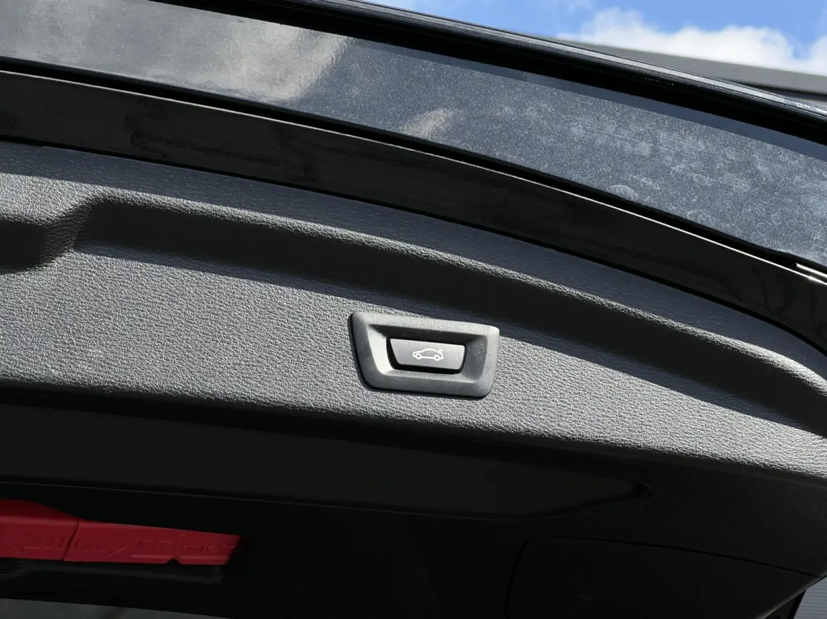 sDrive18i Executive Edition, NL AUTO, NAP LOGISCH, NAVIGATIE, CARPLAY, CLIMATE CONTROL, CRUISE CONTROL, HUD, KEYLESS, ELEKTRISCHE KOFFERKLEP, LICHTMETAAL 18"