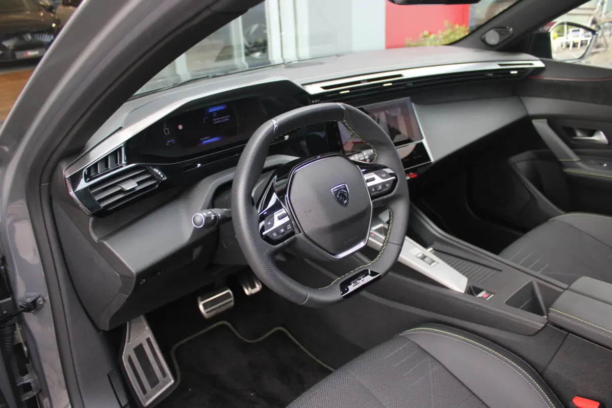 Peugeot 308 SW 1.2 Hybrid 145PK GT AUTOMAAT | PANORAMA SCHUIF/KANTEL DAK | AFNEEMBARE TREKHAAK | NAVIGATIE | SENSATION PACK: FOCAL HIFI SYSTEM (PREMIUM HIFI SYSTEEM MET 10 SPEAKERS)/DRAADLOZ