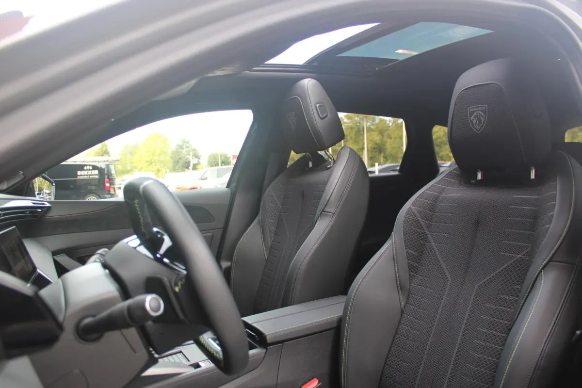 Peugeot 308 SW 1.2 Hybrid 145PK GT AUTOMAAT | PANORAMA SCHUIF/KANTEL DAK | AFNEEMBARE TREKHAAK | NAVIGATIE | SENSATION PACK: FOCAL HIFI SYSTEM (PREMIUM HIFI SYSTEEM MET 10 SPEAKERS)/DRAADLOZ