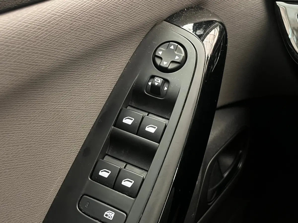1.2 Turbo 130PK Feel Panoramische voorruit | Camera | Parkeersensoren voor & achter | Navi | Apple/Android Carplay | Achteruitrijcamera | Airco (automatisch) | Apple Carplay/Android Auto|tel